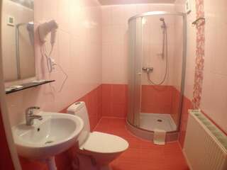 Мотели Motelis Bu-Bu Плявиняс Двухместный номер с 2 отдельными кроватями и собственной ванной комнатой-5
